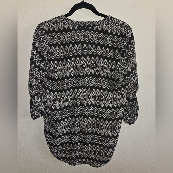 Lush Black and White Print Blouse Long Sleeve and V-neck Size Medium - Picture 5 of 8